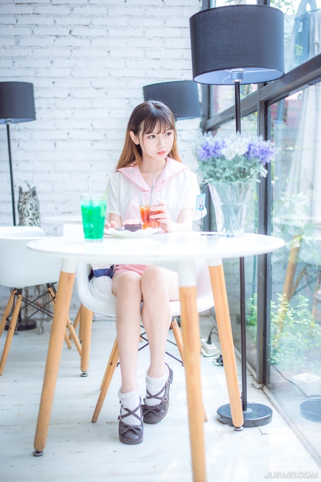 “拭目以待吧。”庞统微笑道，随后看向众人道：“却不知张任如今何在？”